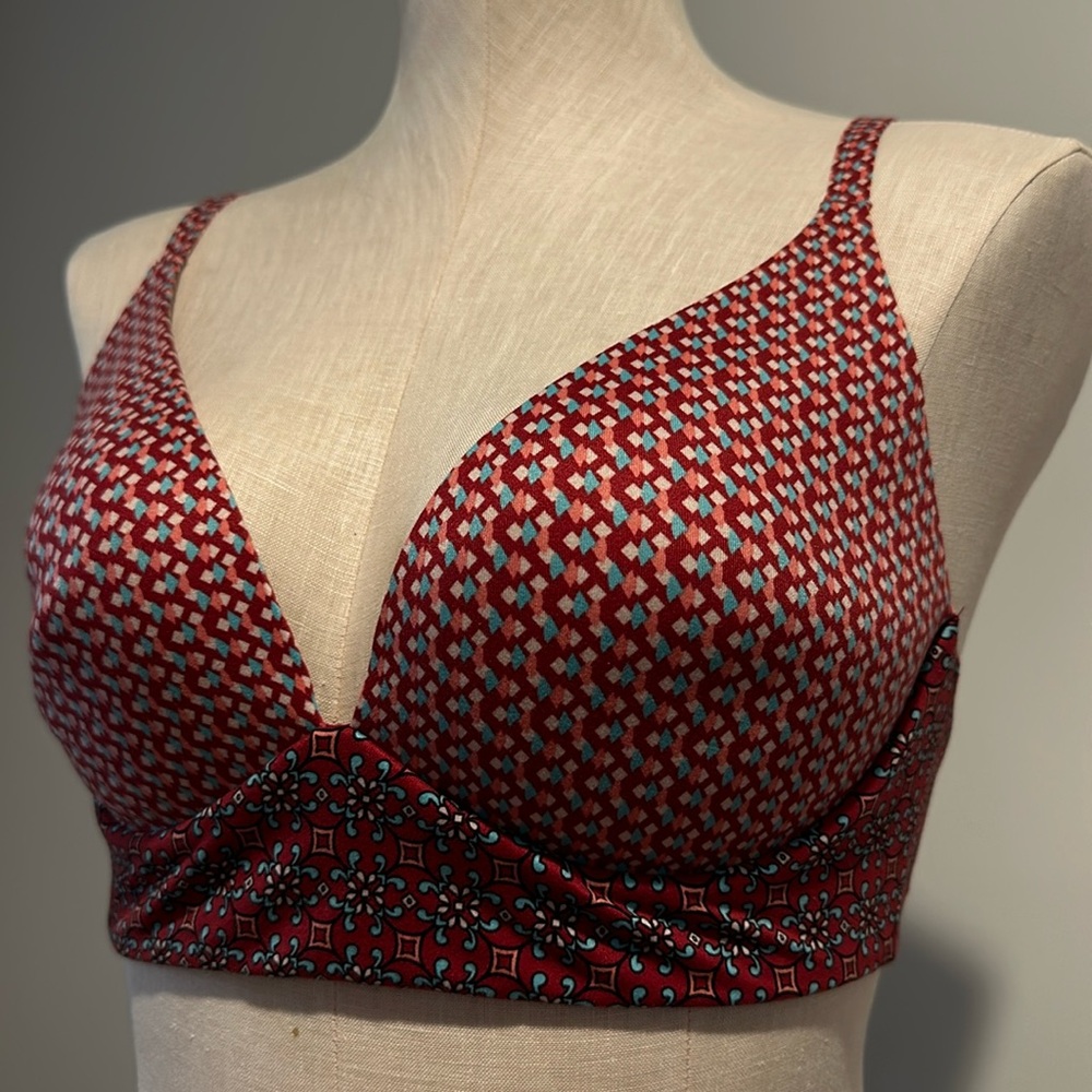 Victoria’s Secret, lightly line burgundy print bra, size 36C 🌺